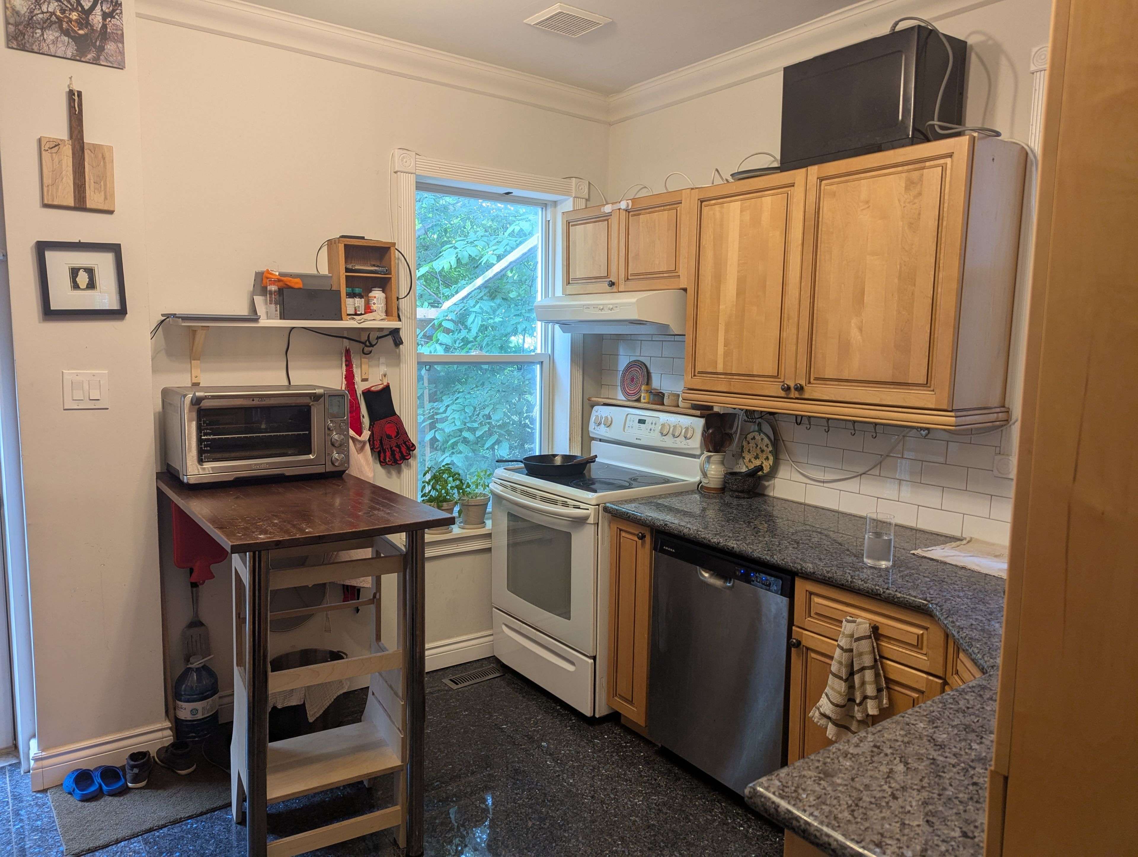 Toronto E01, ON M4L 2Y7,52 Ashdale AVE #Mn&2nd