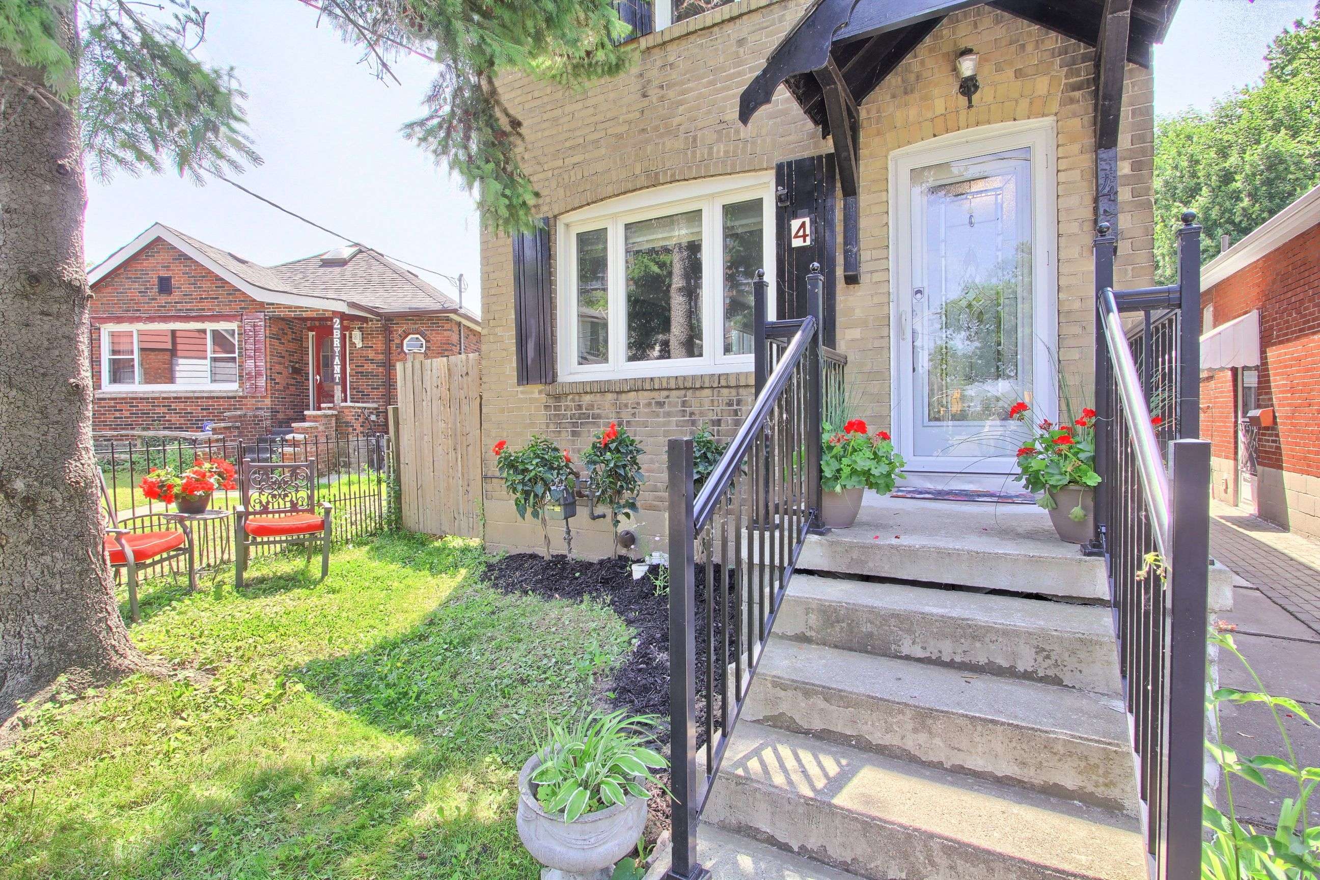 Toronto E03, ON M4C 5G8,4 Bryant AVE