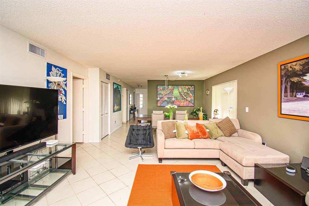 Boca Raton, FL 33433,8334 CYPRESS LN #1A