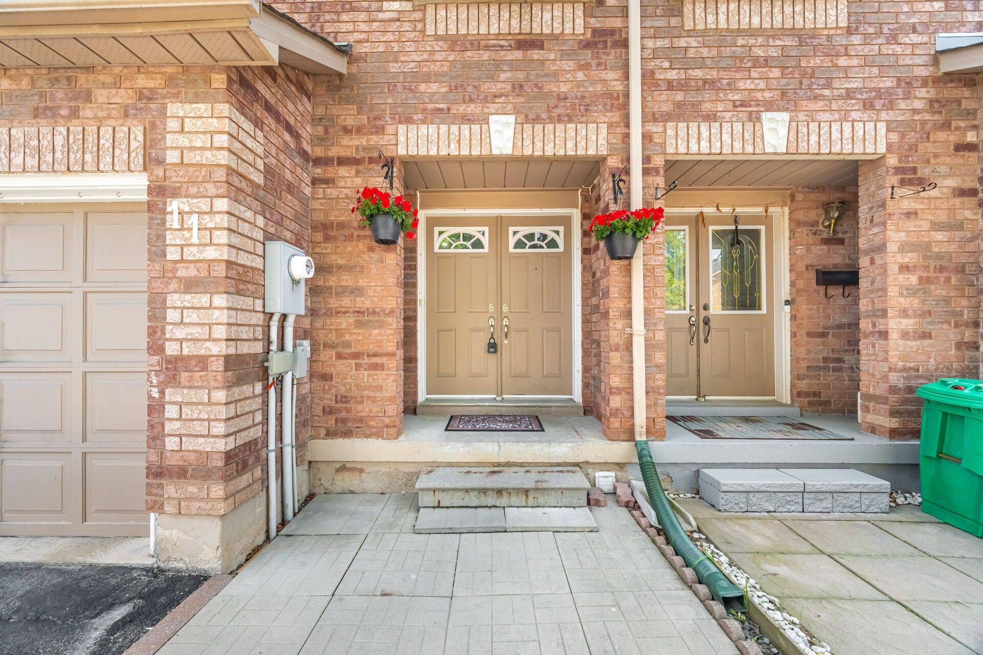 Brampton, ON L6V 4L9,100 Brickyard WAY #11