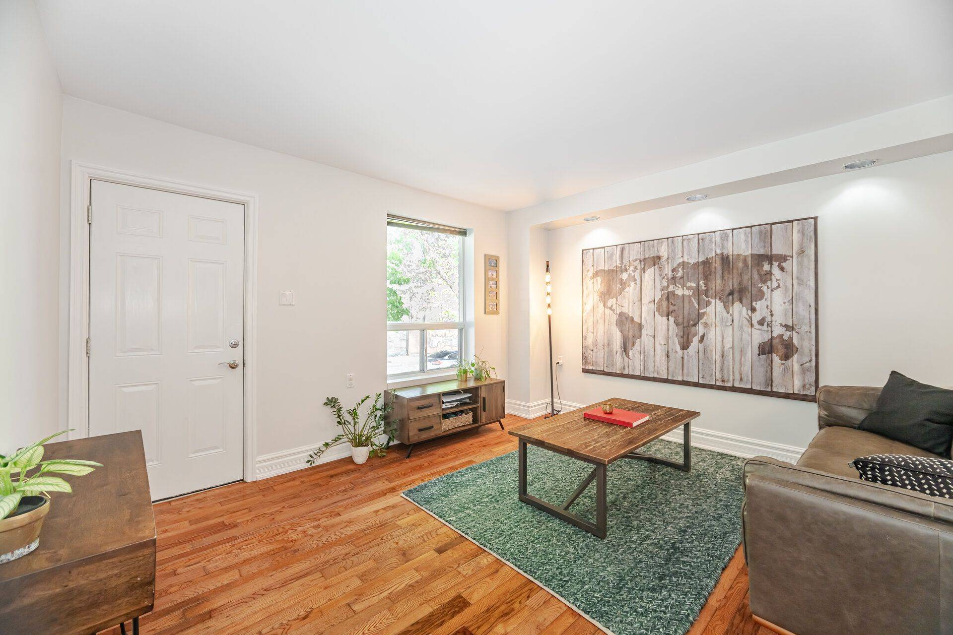 Toronto W01, ON M6S 3J2,18 Windermere AVE