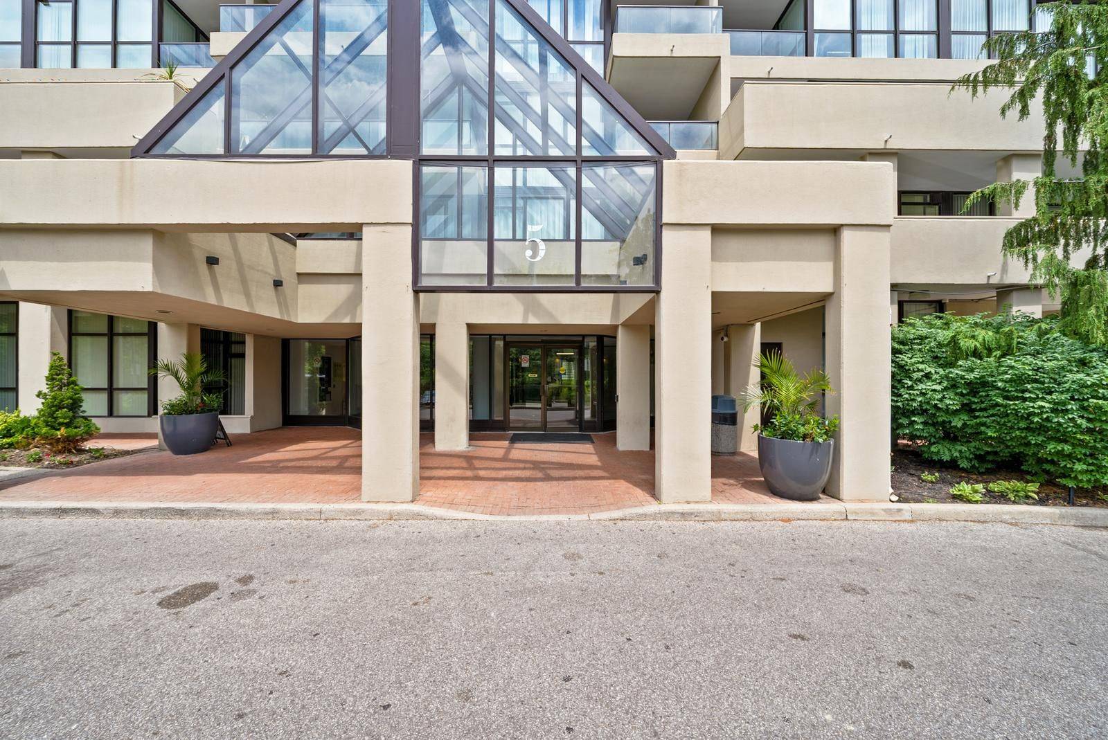 Toronto W10, ON M9V 5G9,5 Rowntree RD #407