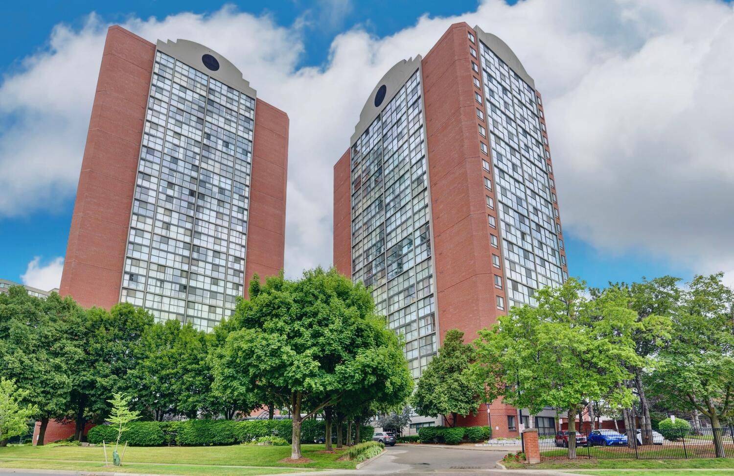 4185 Shipp DR #916, Mississauga, ON L4Z 2Y8
