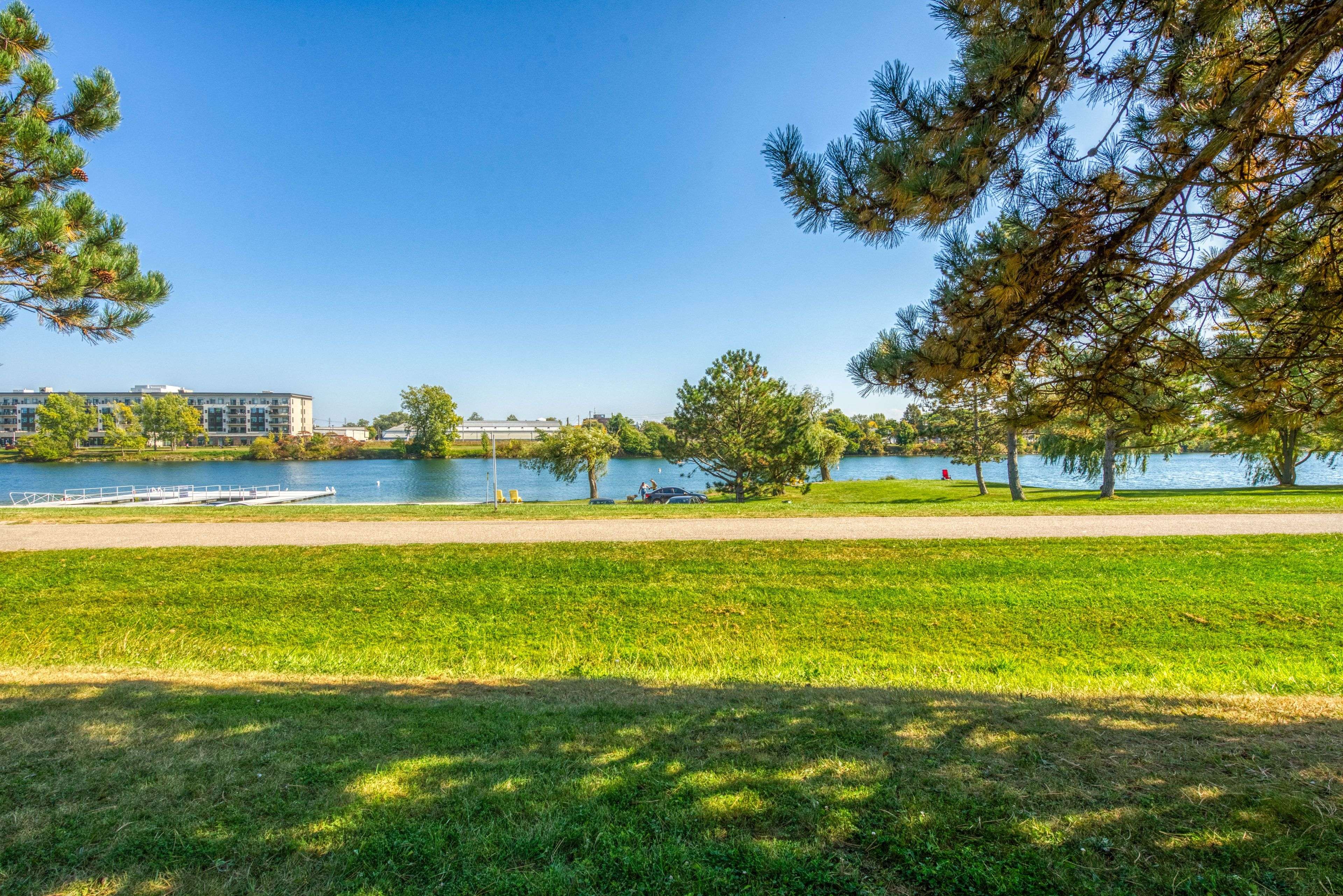 Welland, ON L3C 7B3,330 PRINCE CHARLES DR S #1204
