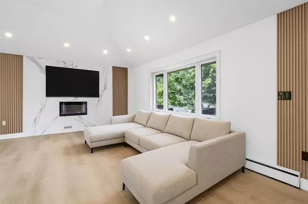 Hamilton, ON L8E 2E6,63 Deerhurst RD