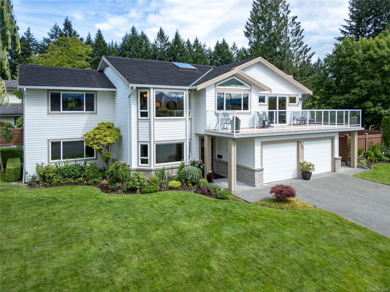 900 Highwood Dr, Comox, BC V9M 3R5