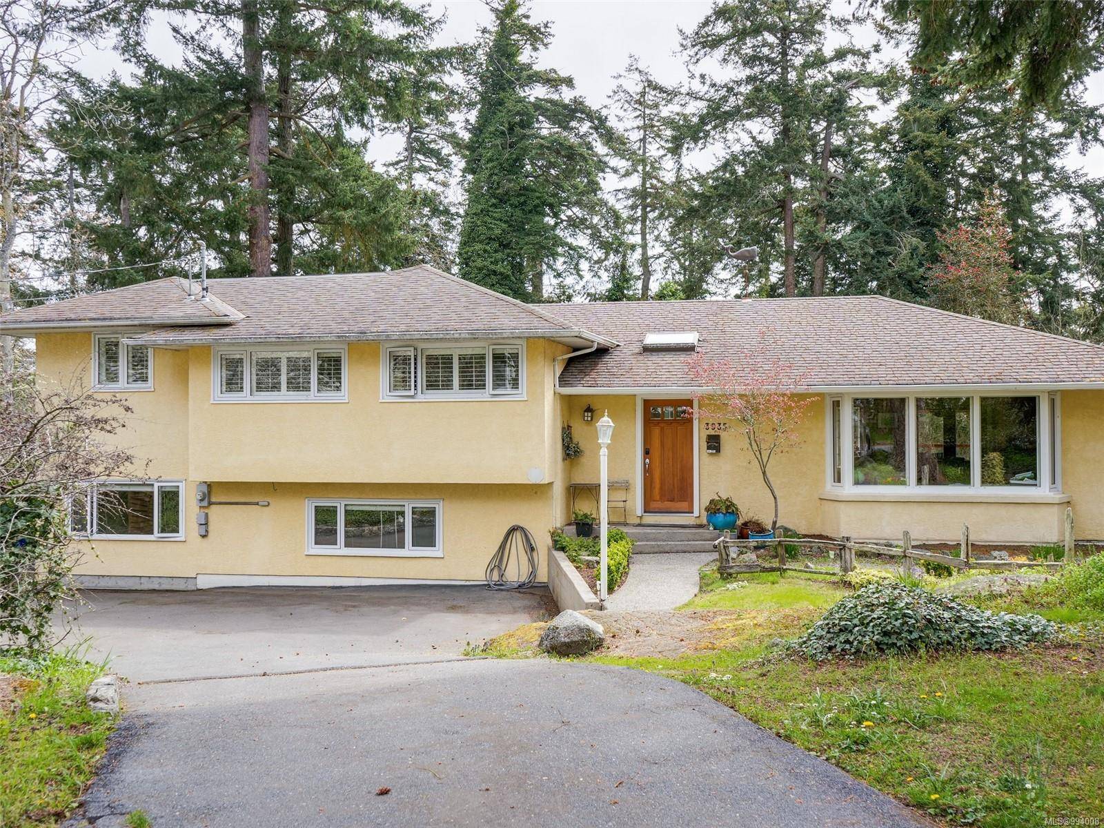 3935 Tudor Ave, Saanich, BC V8N 4L2