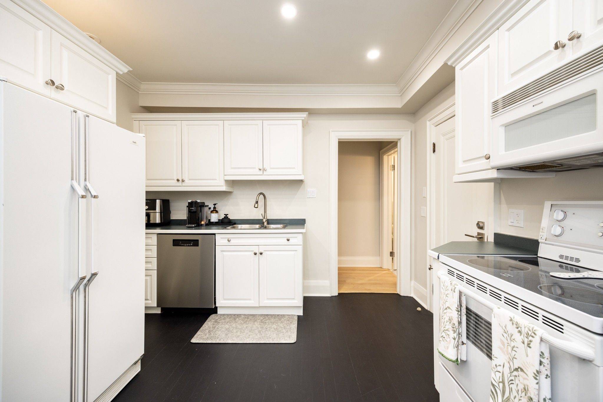 Toronto C09, ON M4T 1K7,173 Glenrose AVE