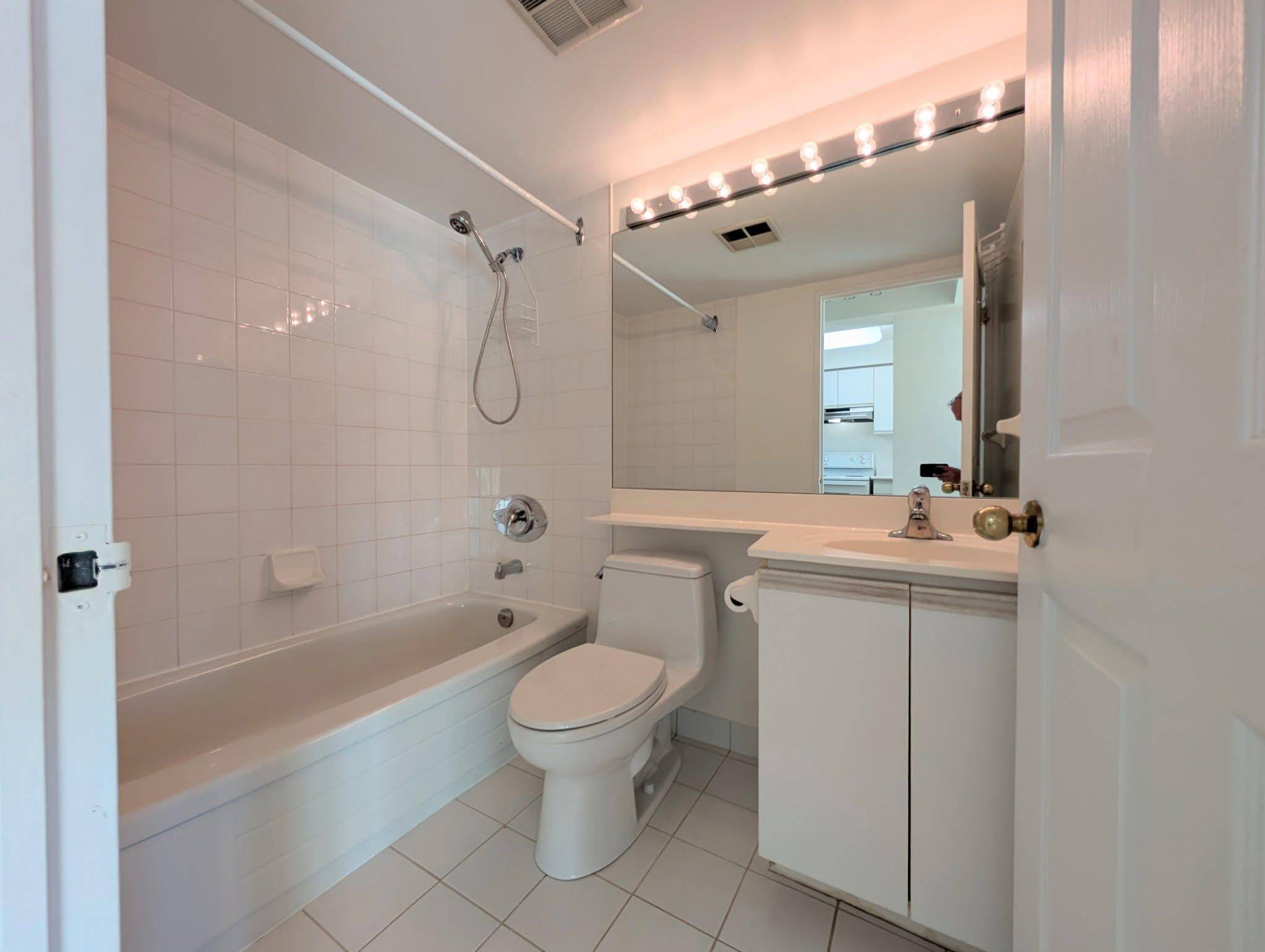 Toronto C02, ON M4W 3S8,942 Yonge ST #1116