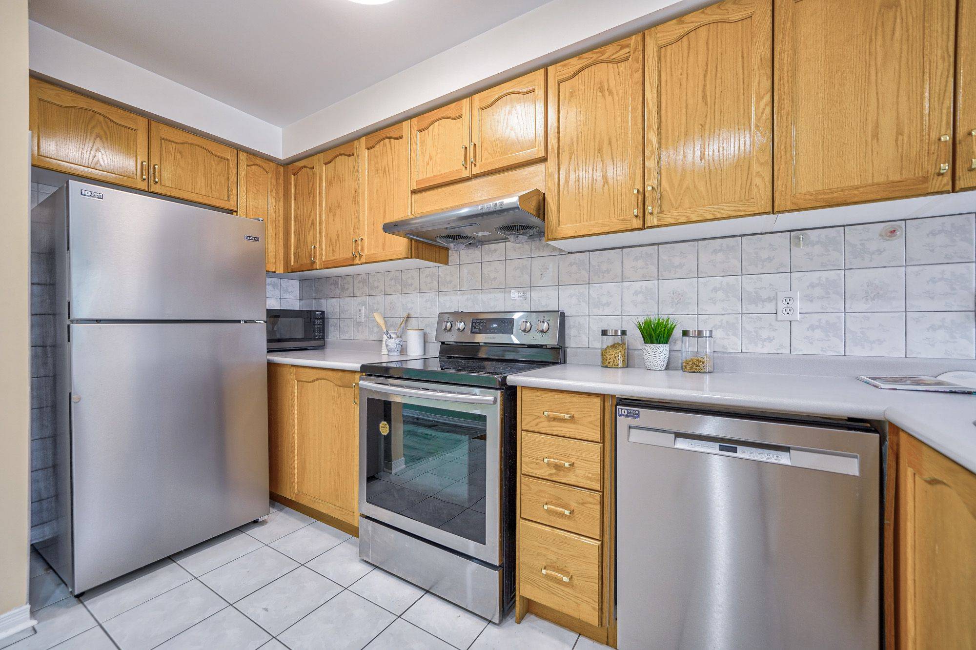 Richmond Hill, ON L4B 4E1,24 Ellesmere ST
