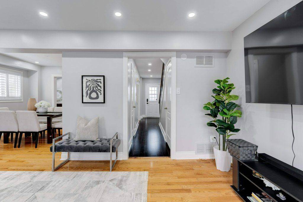 Mississauga, ON L5M 1M2,336 Queen ST S #10