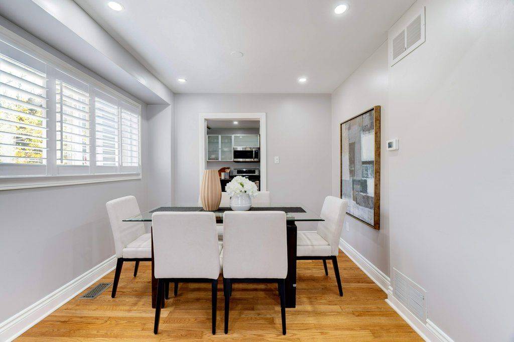 Mississauga, ON L5M 1M2,336 Queen ST S #10