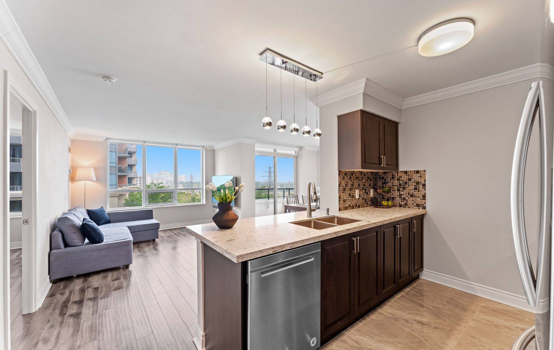 35 Viking LN #533, Toronto W08, ON M9B 0A2
