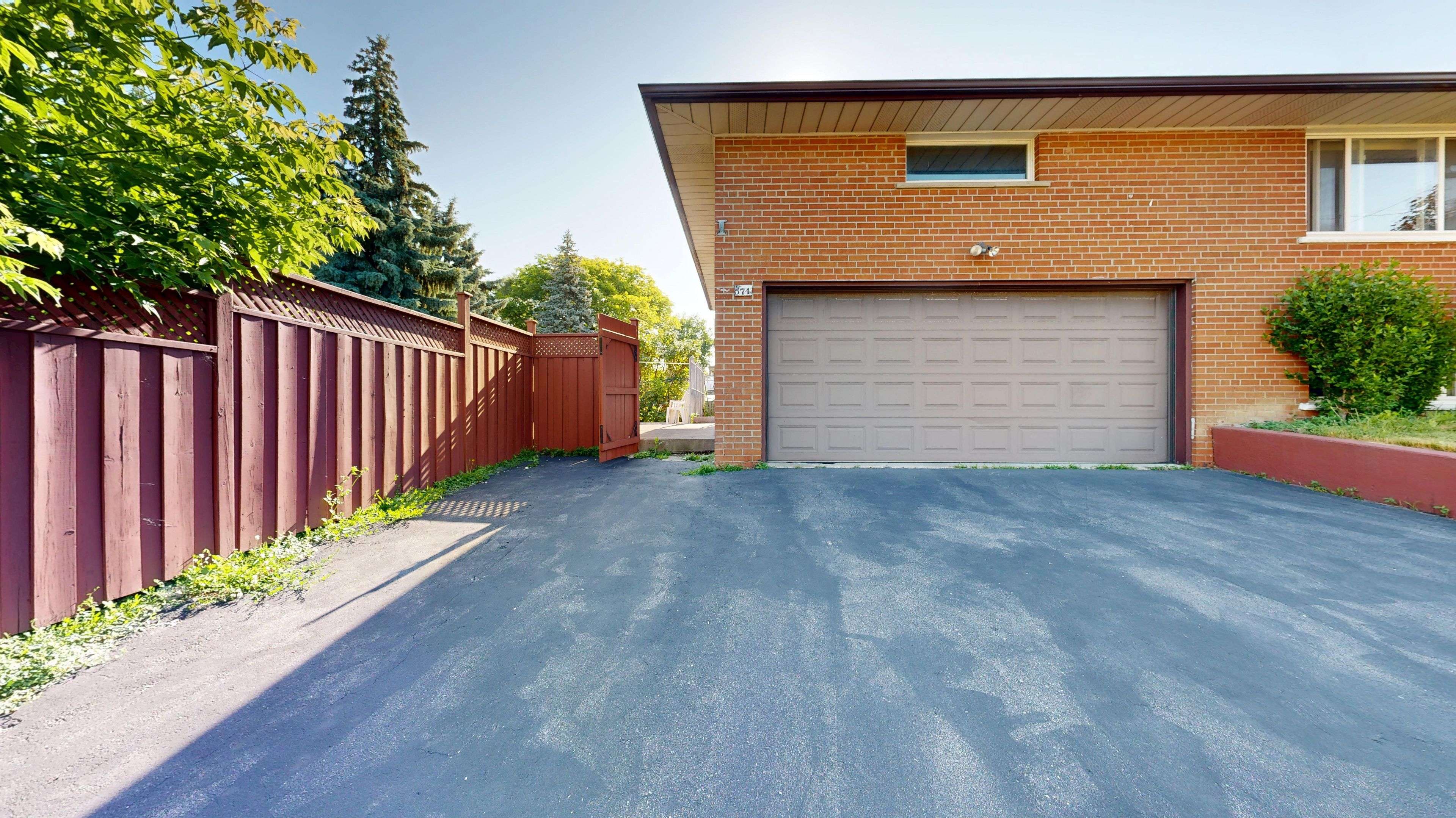 Toronto W04, ON M6L 1N3,574 Queens DR