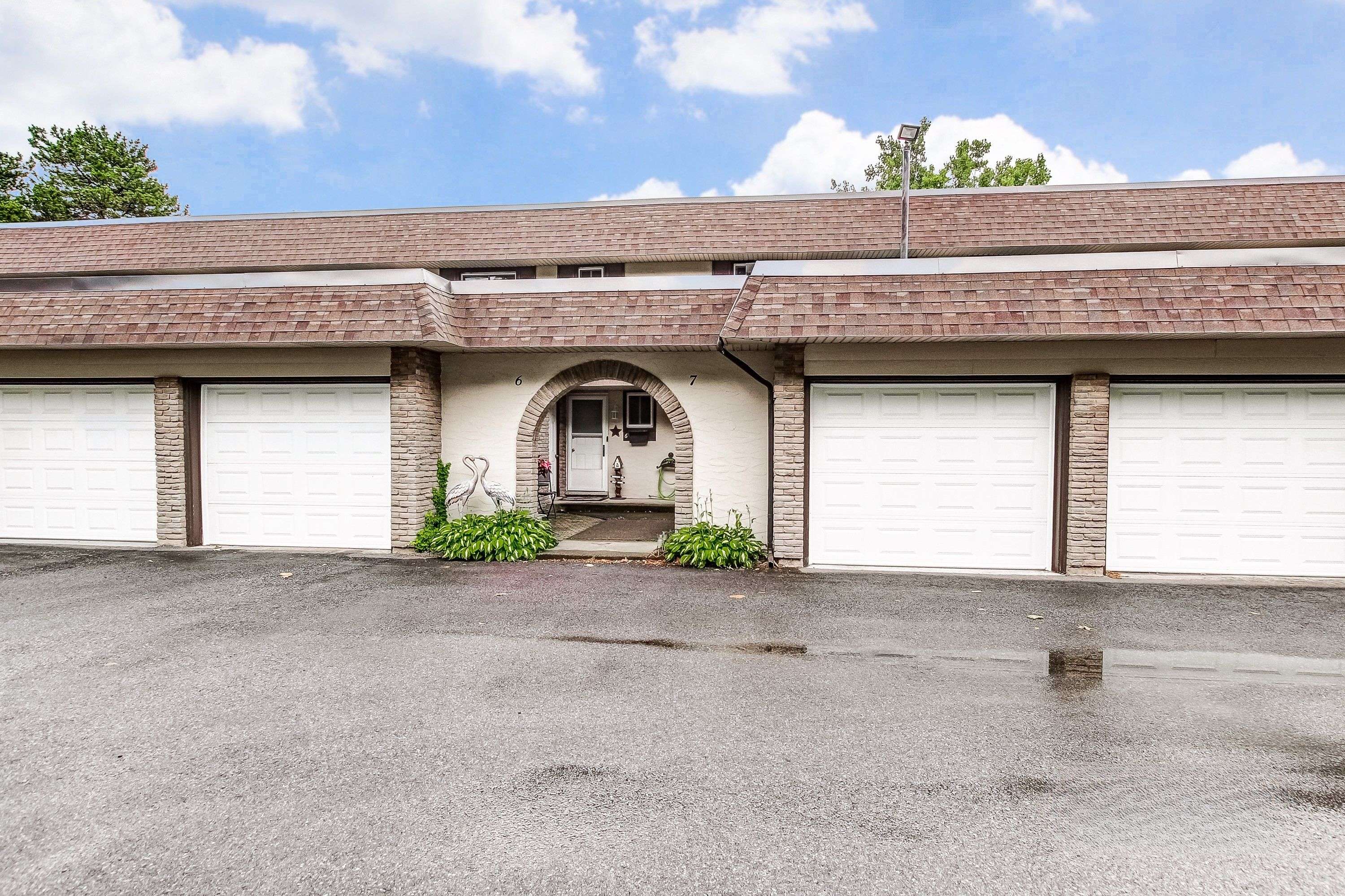 Niagara Falls, ON L2E 5W7,4230 Meadowvale DR #7