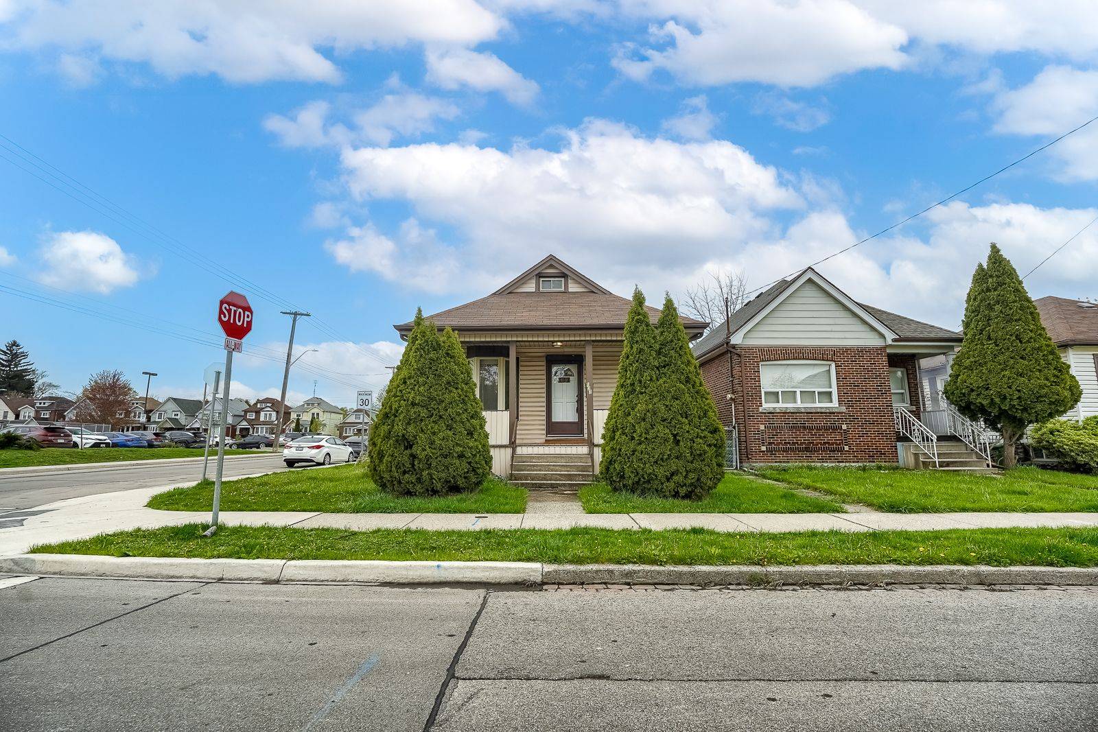 Hamilton, ON L8H 5G1,133 Weir ST N