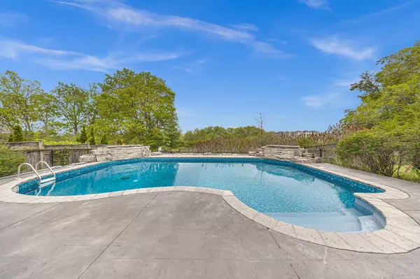Whitby, ON L1P 0A5,8 St Philip CT