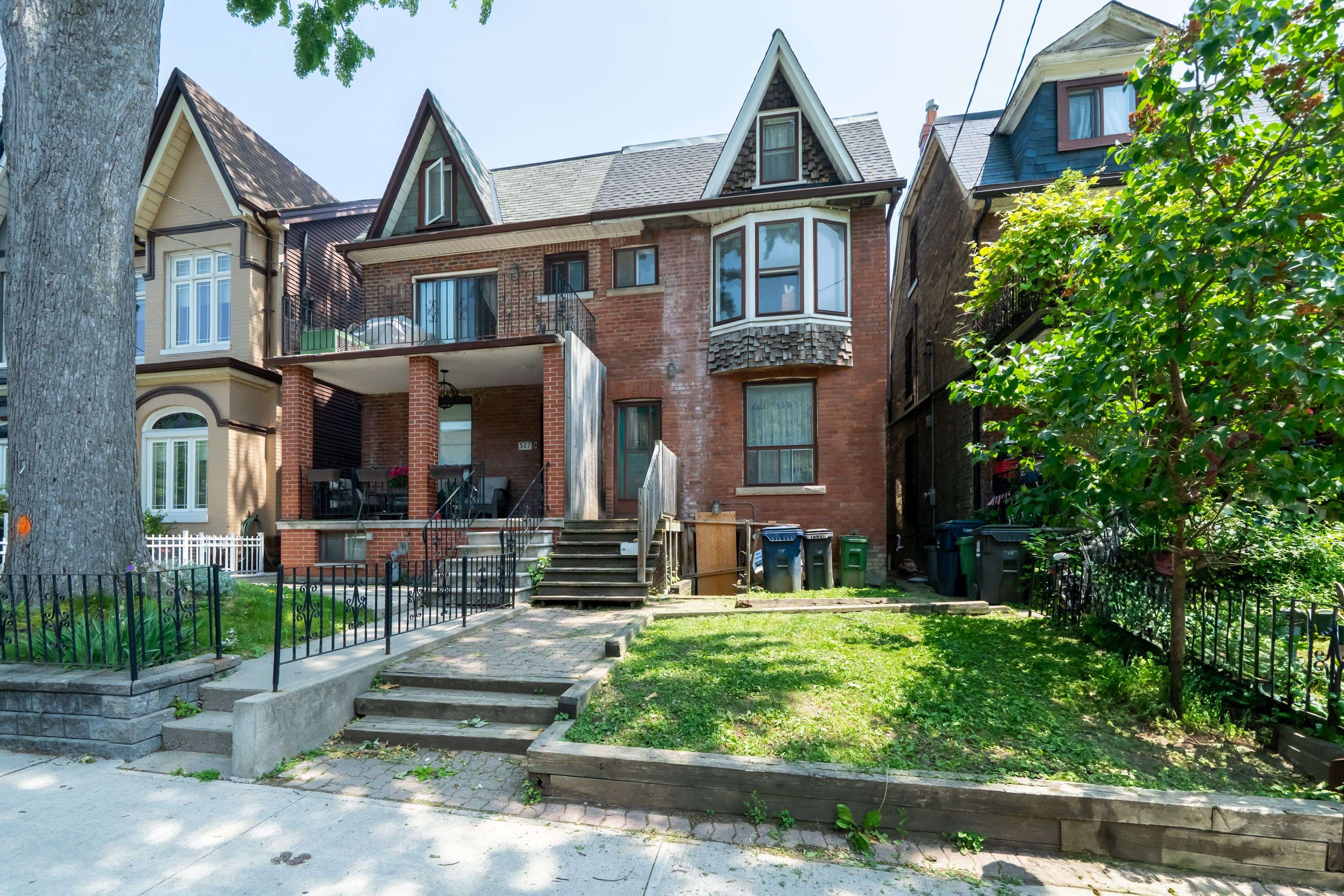 Toronto C01, ON M6G 3L5,585 Shaw ST