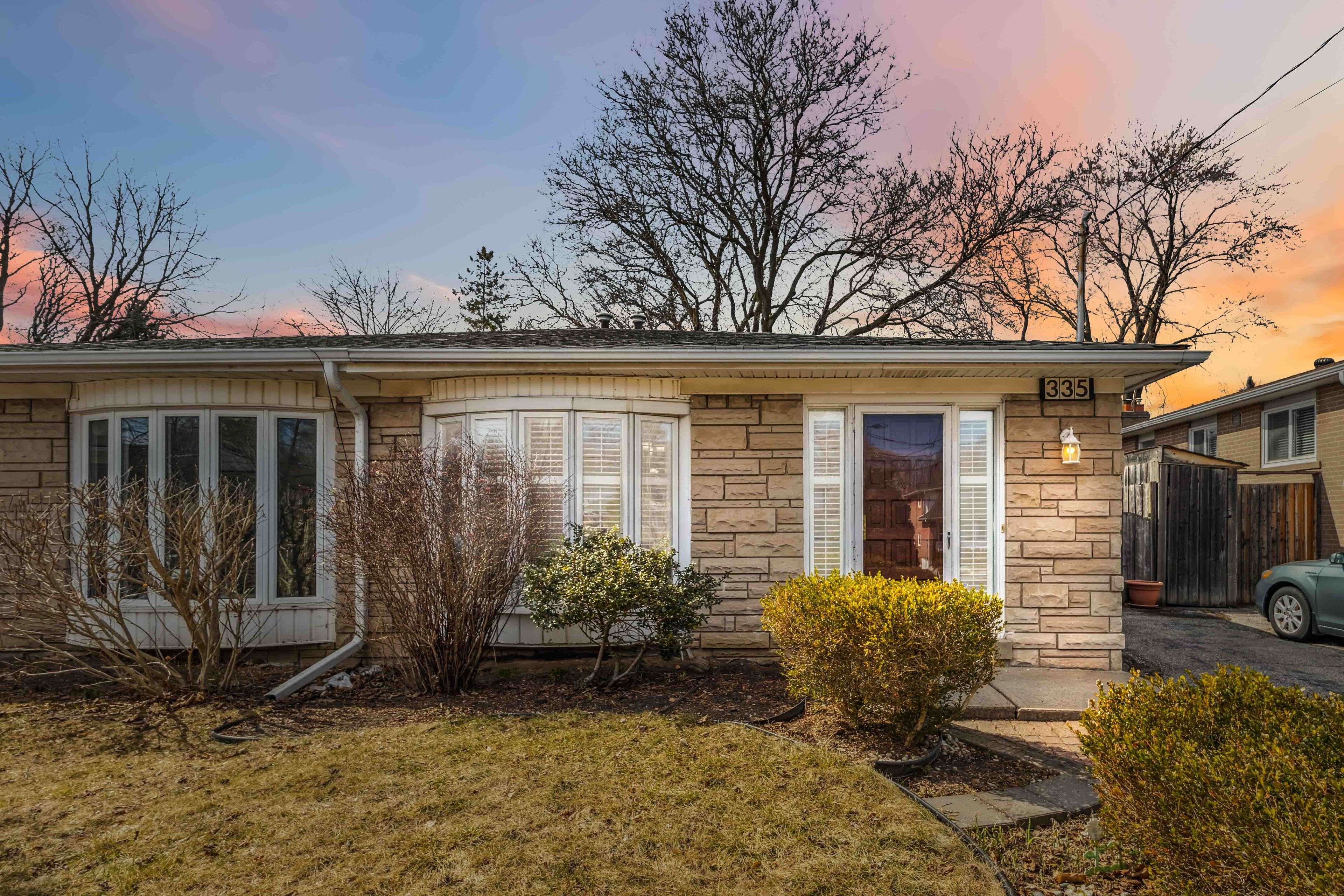 335 Woodsworth RD, Toronto C12, ON M2L 2T7