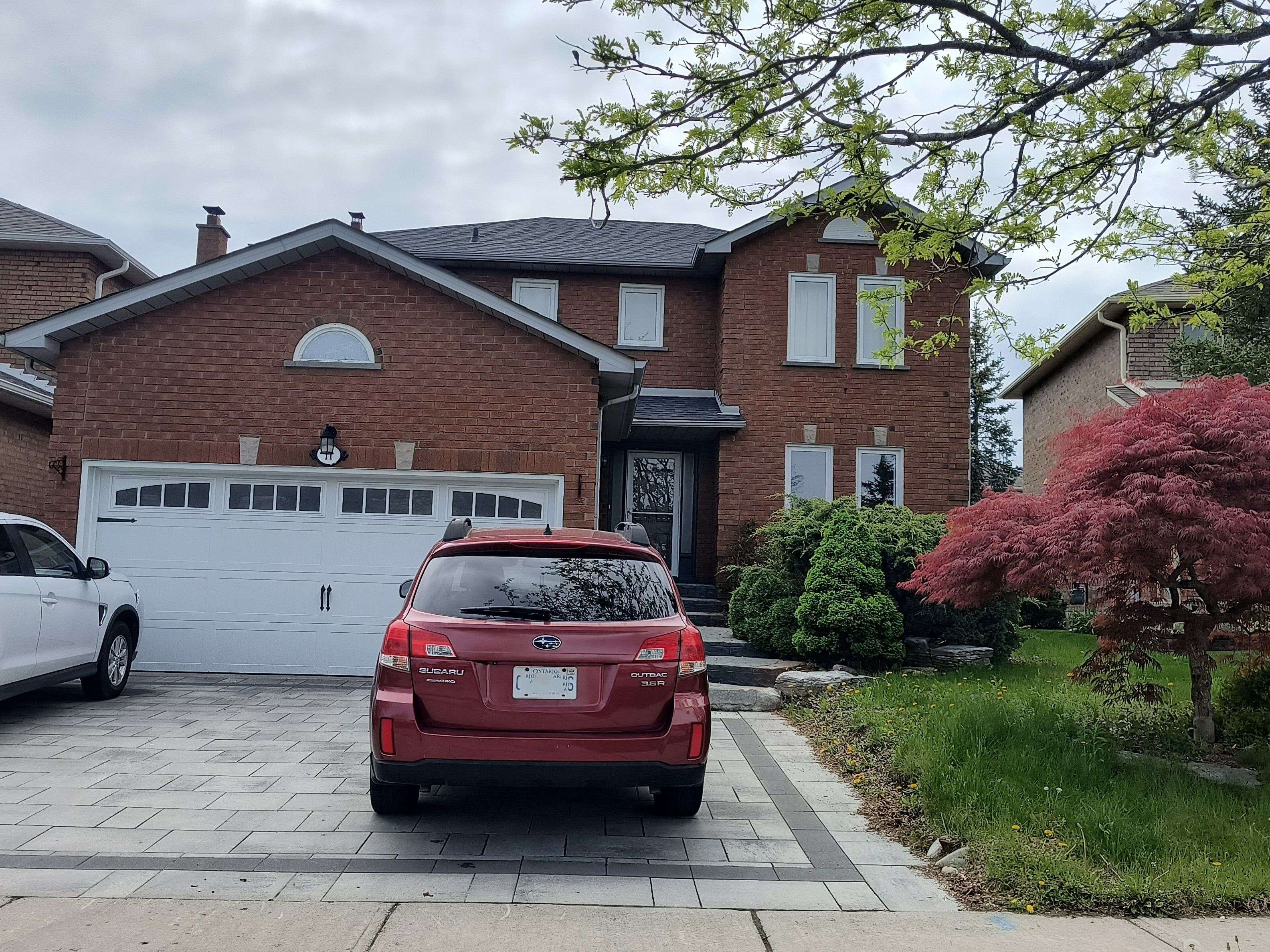 11 Meadowglen DR, Whitby, ON L1R 1T8