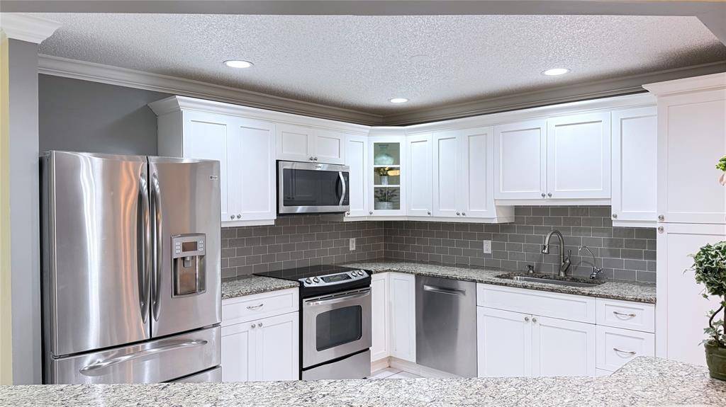 Palm Beach Gardens, FL 33418,10 E Lexington Ln E #B