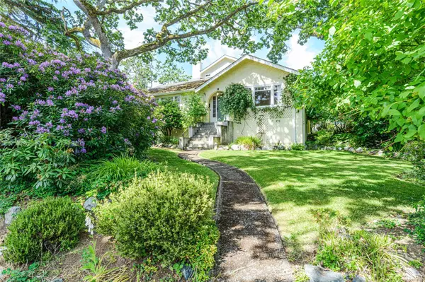 1040 St. Louis St, Oak Bay, BC V8S 5B6