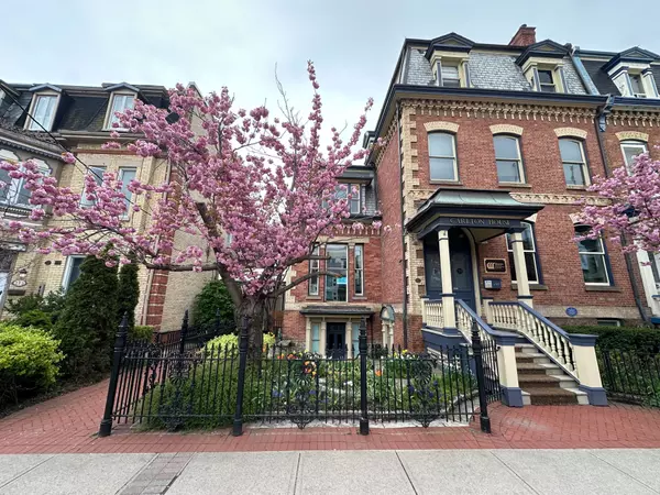 211 Carlton ST #Lower, Toronto C08, ON M5A 2K9