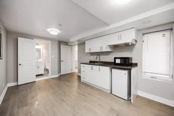 Toronto C10, ON M4S 1G8,199 DAVISVILLE AVE AVE S #LOWER