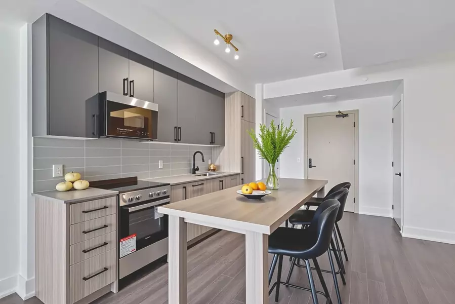 2075 King RD #233, King, ON L7B 0R6