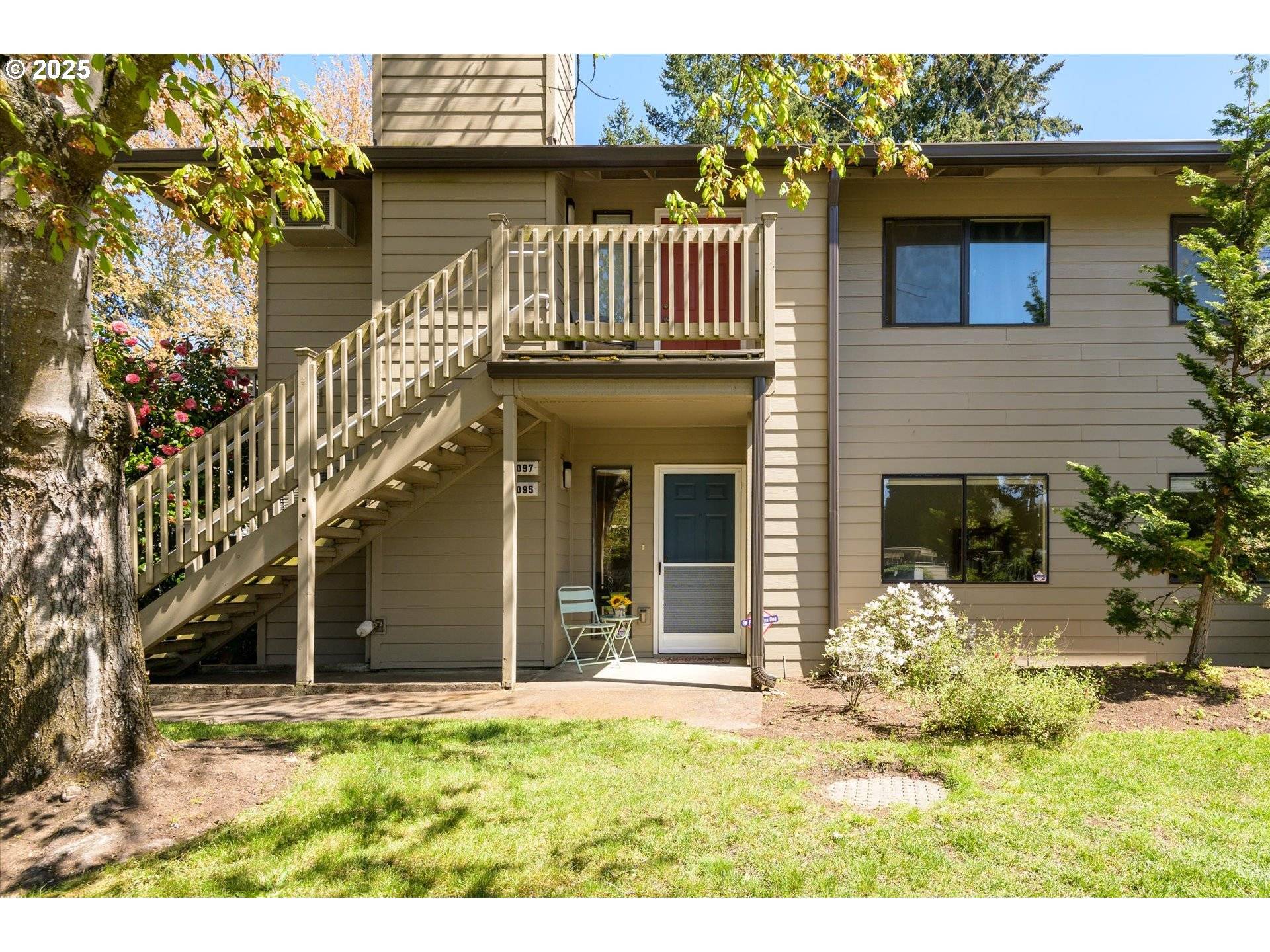 2095 LAKE ISLE DR, Eugene, OR 97401
