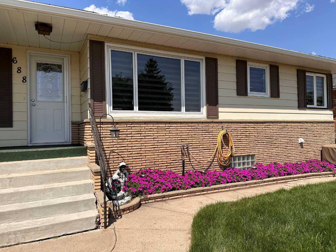 Medicine Hat, AB T1A 4M4,688 8th ST Southwest