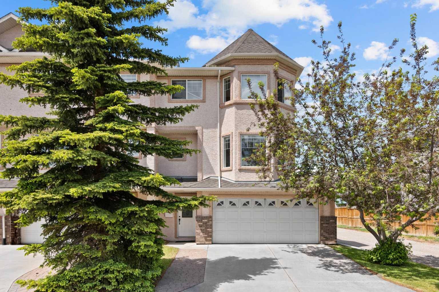 393 Northmount DR Northwest, Calgary, AB T2K 3H4