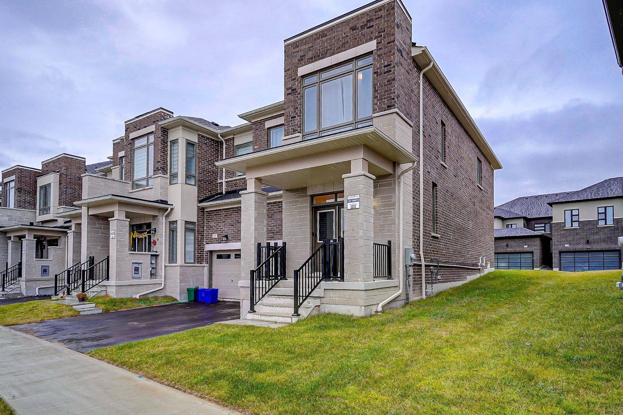 Whitby, ON L1P 0P8,24 Van Wart ST