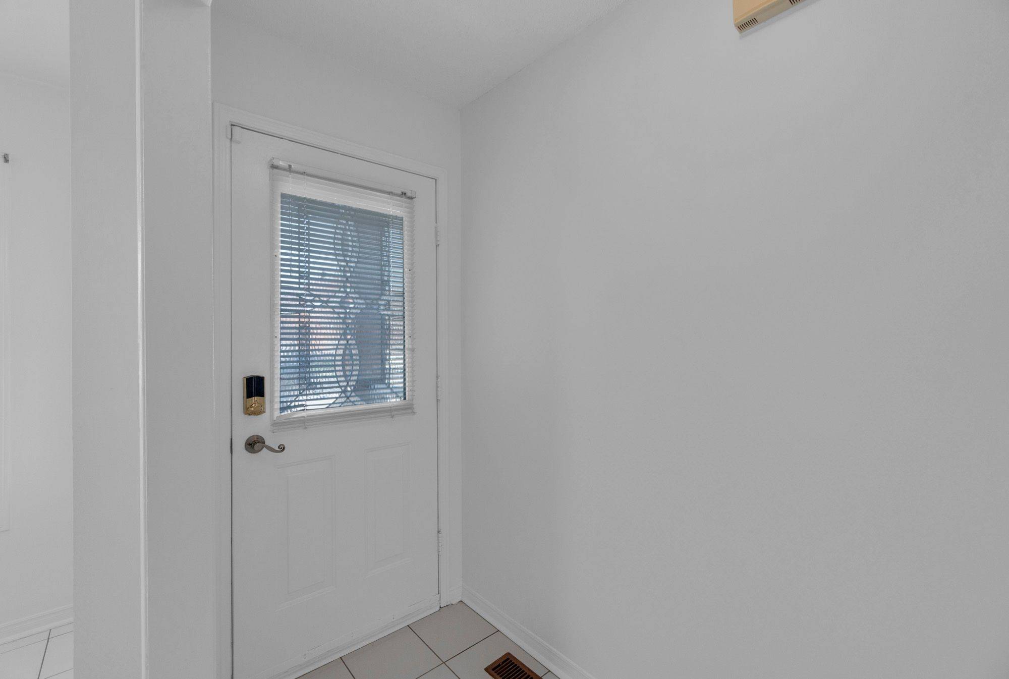 Brampton, ON L6Y 4Y1,53 Chadwick ST