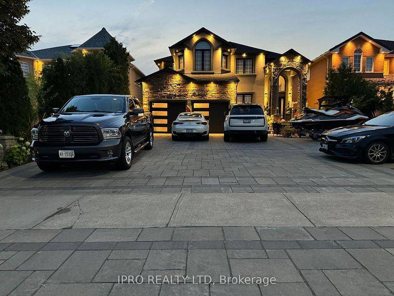Mississauga, ON L5V 2N9,923 Bristol RD W