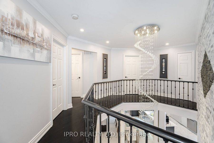 Mississauga, ON L5V 2N9,923 Bristol RD W