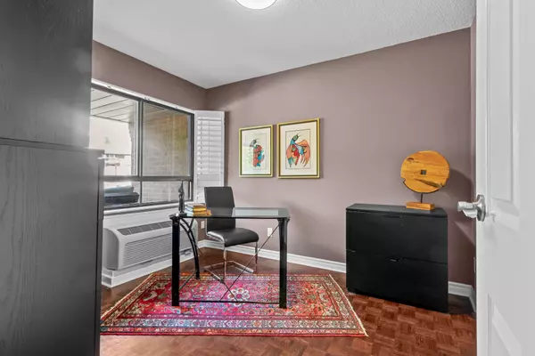 Mississauga, ON L5C 3Z5,1000 Cedarglen Gate #402