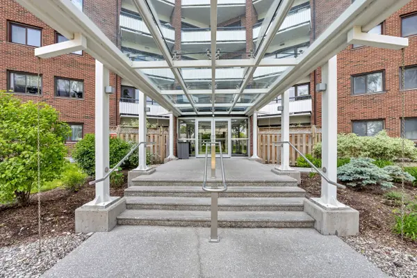 Cityview - Parkwoods Hills - Rideau Shore, ON K2E 6Z7,20 Chesterton DR #111