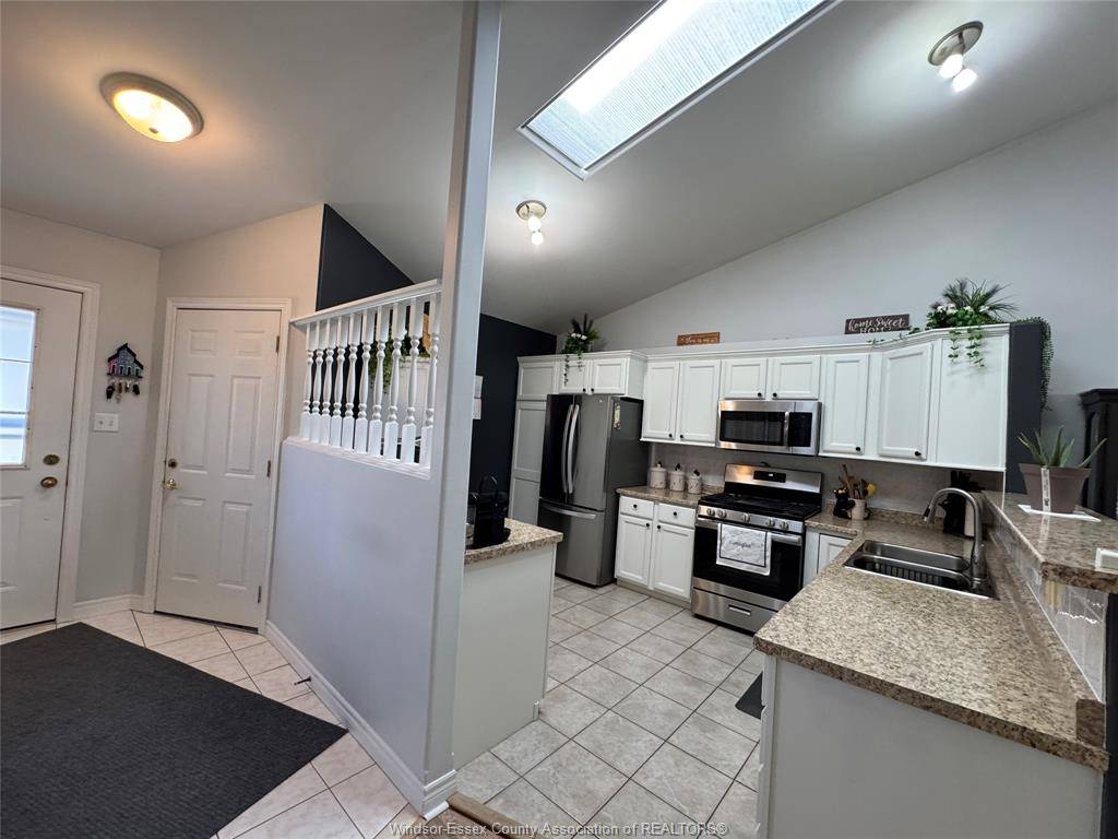 Leamington, ON N8H 5J1,3 ASHLEY Crescent
