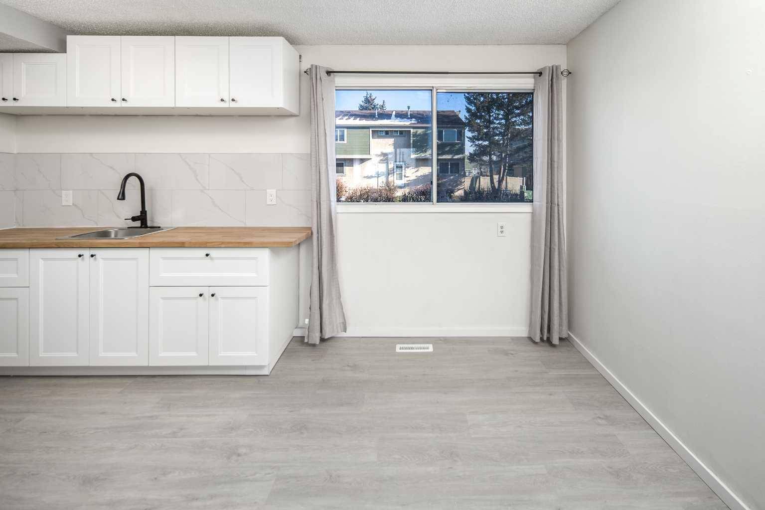 Calgary, AB T2K 1K5,406 Blackthorn RD NE #254