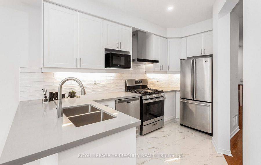 3298 Sunlight ST, Mississauga, ON L5M 0G8