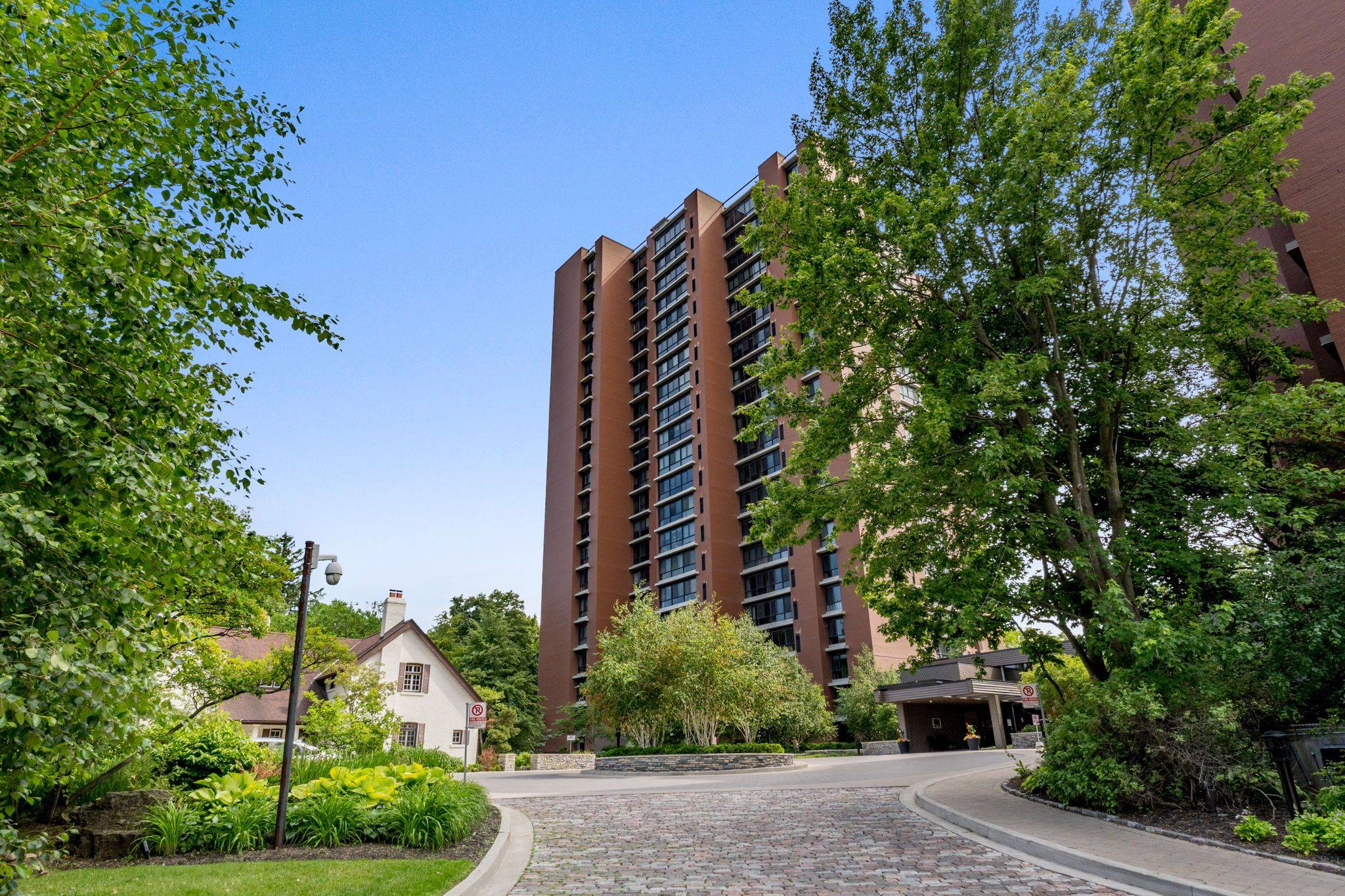 1400 Dixie RD #807, Mississauga, ON L5E 3E1