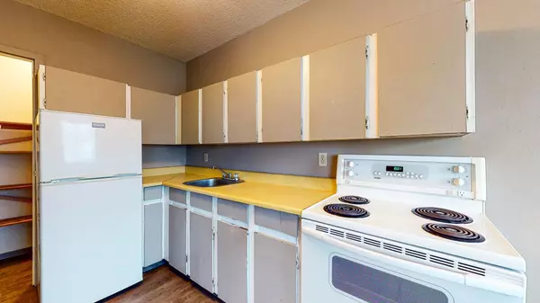 Medicine Hat, AB T1A 3R2,1741 14 AVE SE