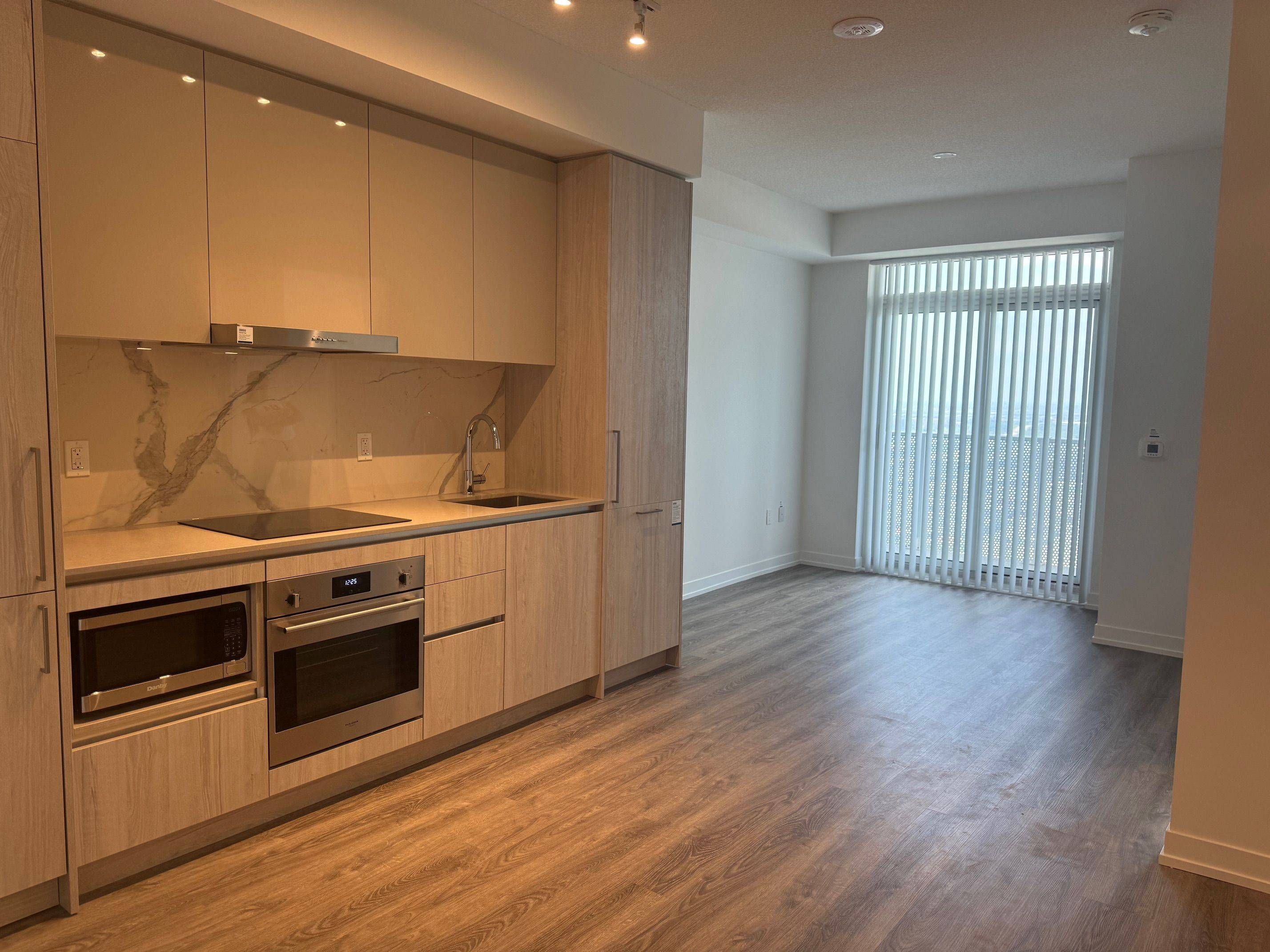 Vaughan, ON L4K 0P9,195 Commerce ST #4910