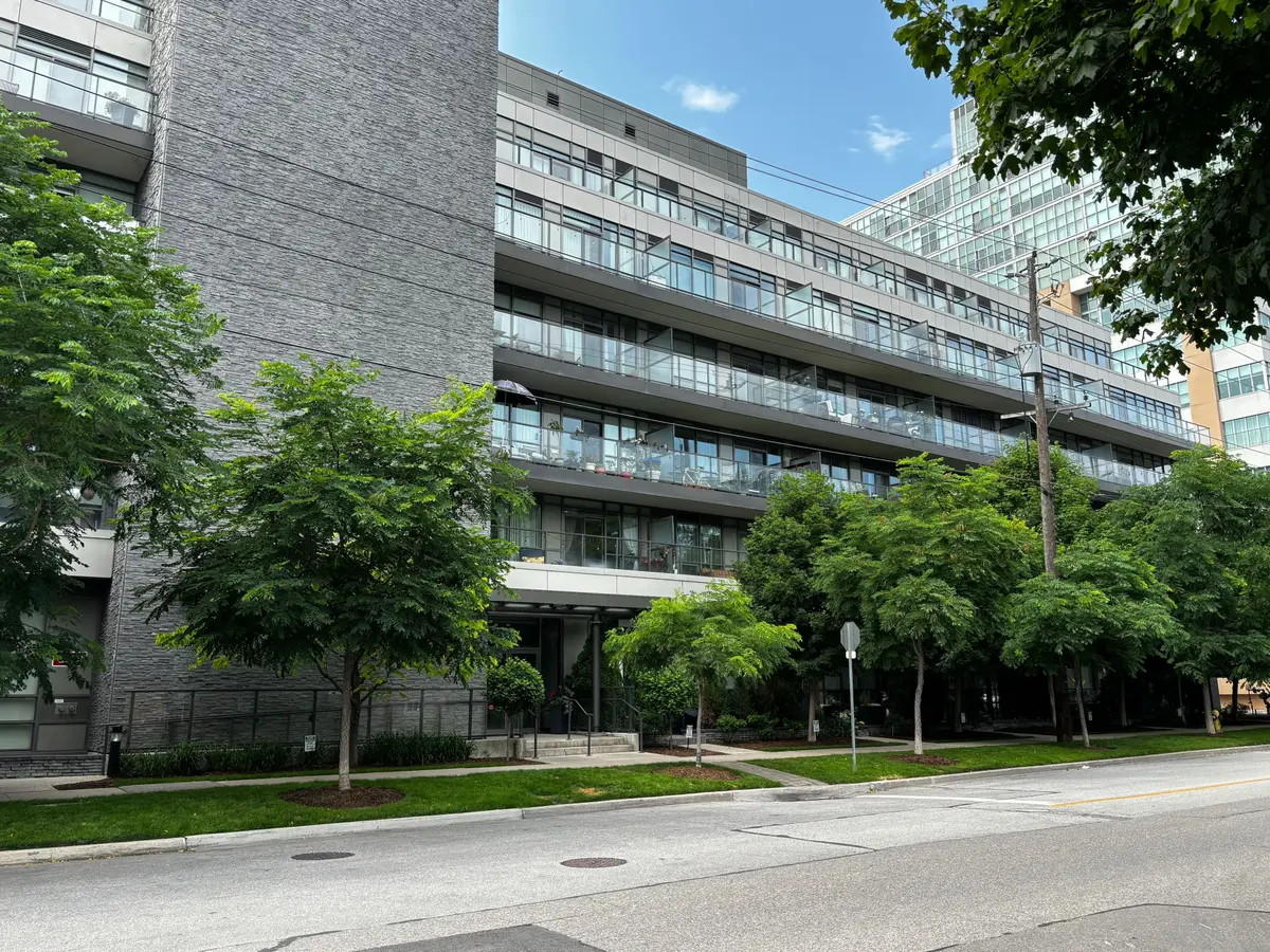 8 Fieldway RD W #303, Toronto W08, ON M8Z 0C3