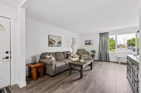Calgary, AB T2W 0P5,903 Sabrina RD SW