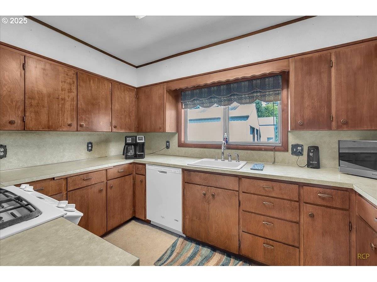 St Helens, OR 97051,165 N 6TH ST