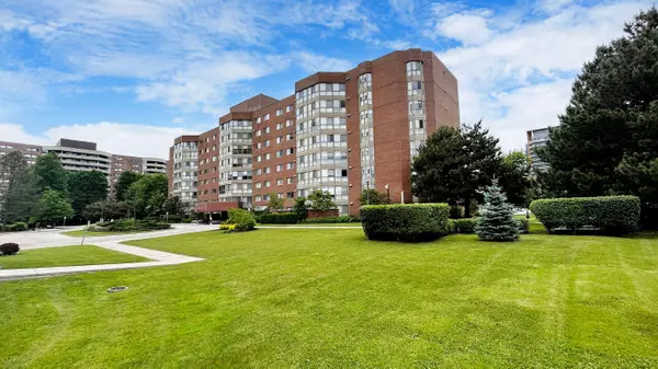 Richmond Hill, ON L4C 8S9,5 Weldrick RD #613