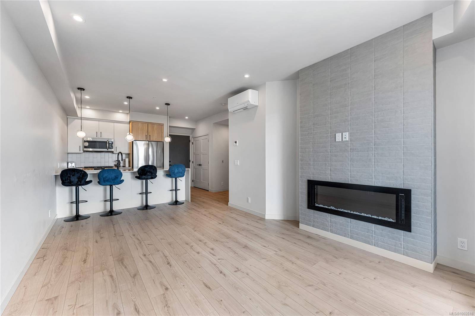 Langford, BC V9B 6W6,947 Whirlaway Cres #409