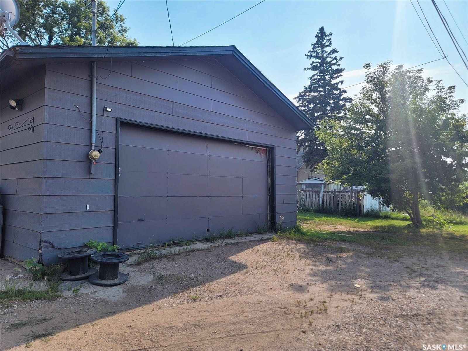 404 18th STREET W, Prince Albert, SK S6V 4A3